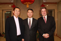 S. E. Monsieur Yi Xiaozhun, Ambassadeur de la République populaire de Chine auprès de l'Organisation Mondiale du Commerce (OMC) et le Dr Hongguang Dong, Conseiller spécial pour les affaires chinoises. 2013
